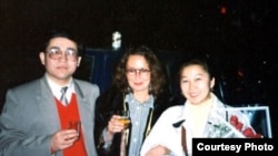 Др. Гундула Салк кытайлык кыргыз профессор Мамбеттурду Мамбетакун жана анын жубайы Гүлсайра менен. 1996.