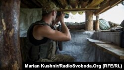 Дмитро спостерігає за позиціями противника