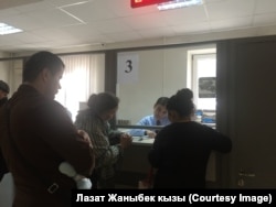 Консулдукта эне баласы менен.