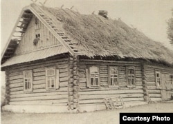 Хата, у якой жыў Максім Гарэцкі. Фота Радзіма Гарэцкага, 1965 год