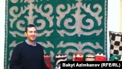 Шырдактарды саткан "Бернард Царнегиндин Чыгыш килемдери" дүкөнү жана анын ээси Бернард Царнегин, Базель, Швейцария, 9-декабрь 2013-ж.