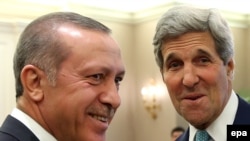 Түркия президенті Режеп Ердоған (сол жақта) АҚШ мемлекеттік хатшысы Джон Керримен кездесіп тұр. Анкара, 12 қыркүйек 2014 жыл