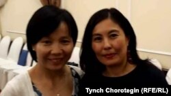 Бээжинден келген Жаркын Турсун (солдо) менен Барнаулдан келген Римма Элеманова. 26-август, 2018-жыл.