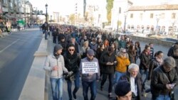 După tragedia din Colectiv, 80.000 de oameni au demonstrat în semn de solidaritate cu victimele, acuzând însă și corupția sistemică care a stat la baza catastrofei.
