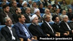 اصلاح‌طلبان و اصولگرایان در میهمانی حسن روحانی؛ نقطه اشتراک هر دو جریان سیاسى تکیه بر گفتمان عدالت و پرهیز از افراط‌گرایى است.