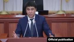 Жанар Акаев.