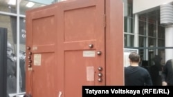 Дверь коммунальной квартиры