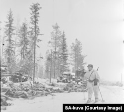 Un soldat pe schiuri, în timpul războiului de iarnă dintre Finlanda și Uniunea Sovietică.