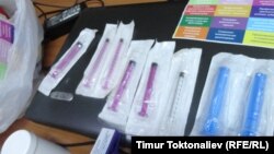 Баңгилер жугуштуу ооруларды жайылтпашы үчүн өлкөнүн ири шаарларында бекер ийнелер таратылат.