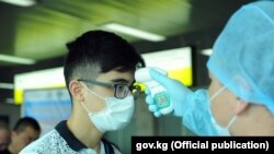 Измерение температуры тела пассажиров в аэропорту «Манас». 2020 год.