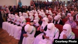 Ош шаарында өткөн жыйындын катышуучулары. 27-май, 2016-жыл (Сүрөт "Турмуш" сайтыныкы)