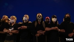 Күч түзүмдөрү бир-бирден кармап кетпеши үчүн адамдар колтукташа кармашып, "тирүү чынжырга" айланышты.