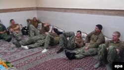 АКШнын деңиз аскерлери Иран кармап кеткенден кийин. Ислам революциясынын сакчылар корпусу тараткан сүрөт.