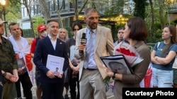 Сьвятлана і Сяргей Ціханоўскія падчас сустрэчы з прадстаўнікамі беларускай дыяспары ў Нью-Ёрку. Зьлева — Яўген Ждановіч з папкай з імем Артура Сянько.