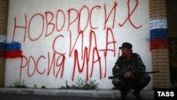 Ілюстративне фото. Проросійський бойовик на блок-посту у Луганську, 23 червня 2014 року