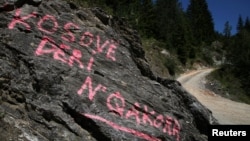 Një grafit ku shkruan "Kosovë deri në Çakorr".