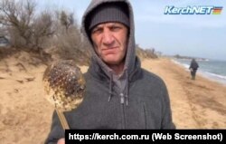 Москвич Евгений добровольно выходит собрать мазут на пляжи Керчи, 9 марта 2025 года