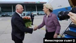 Фон дер Лайен кацна в Пловдив, а Желязков я посрещна с букет от рози.