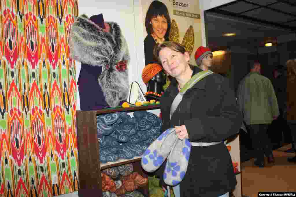 "Тумардын" кийиз тапичкелерине кызыккандар арбын.