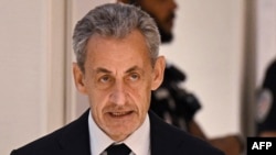Fostul președinte francez, Nicolas Sarkozy, înainte de a intra în sala de judecată în care a fost pronunțat verdictul în dosarul de finanțare ilegală a campaniei electorale, Paris, 25 septembrie 2025.
