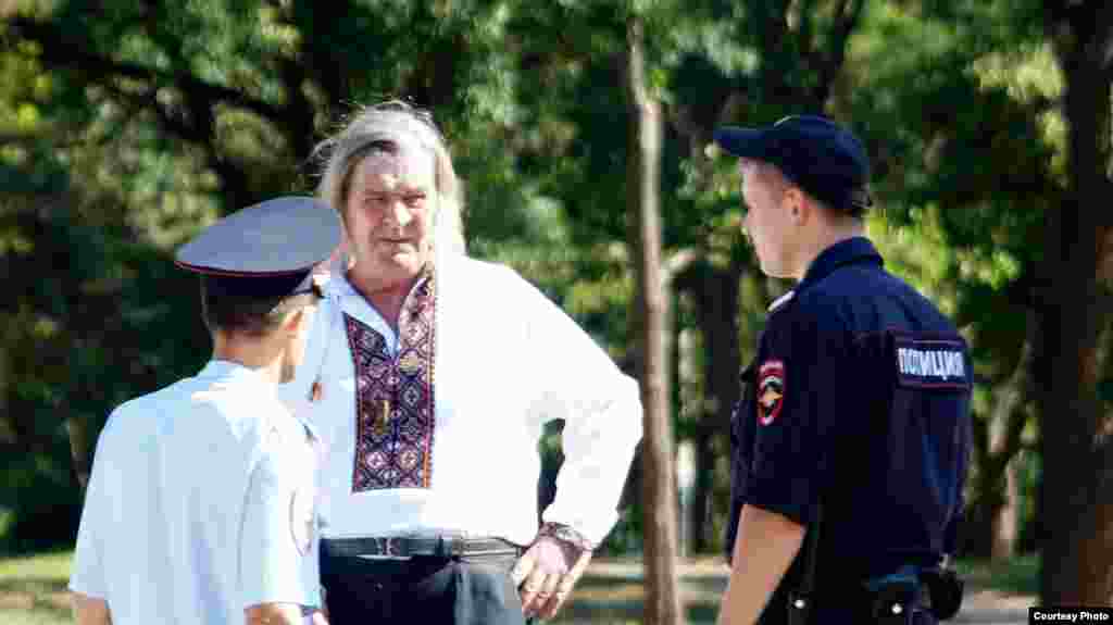 Тоді російські правоохоронці затримали представників Українського культурного центру. Раніше також повідомлялося, що в Сімферополі невідомі розірвали букет квітів, покладений до пам'ятника Тараса Шевченка на честь Дня державного прапора України