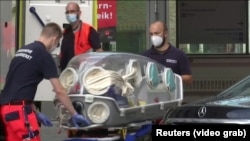 Գերմանիա - Ալեքսեյ Նավալնիին տեղափոխում են «Շարիտե» հիվանդանոց, Բեռլին, 22-ը օգոստոսի, 2020թ.