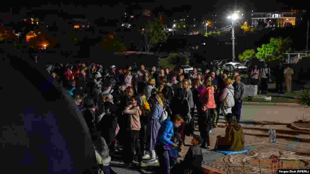 Велика черга утворилася в купольний планетарій, де можна було вирушити в &laquo;подорож по сузір'ях і планетах&raquo; і зустрітися з &laquo;богом Ураном&raquo;. Лише деякі відвідувачі були в захисних масках