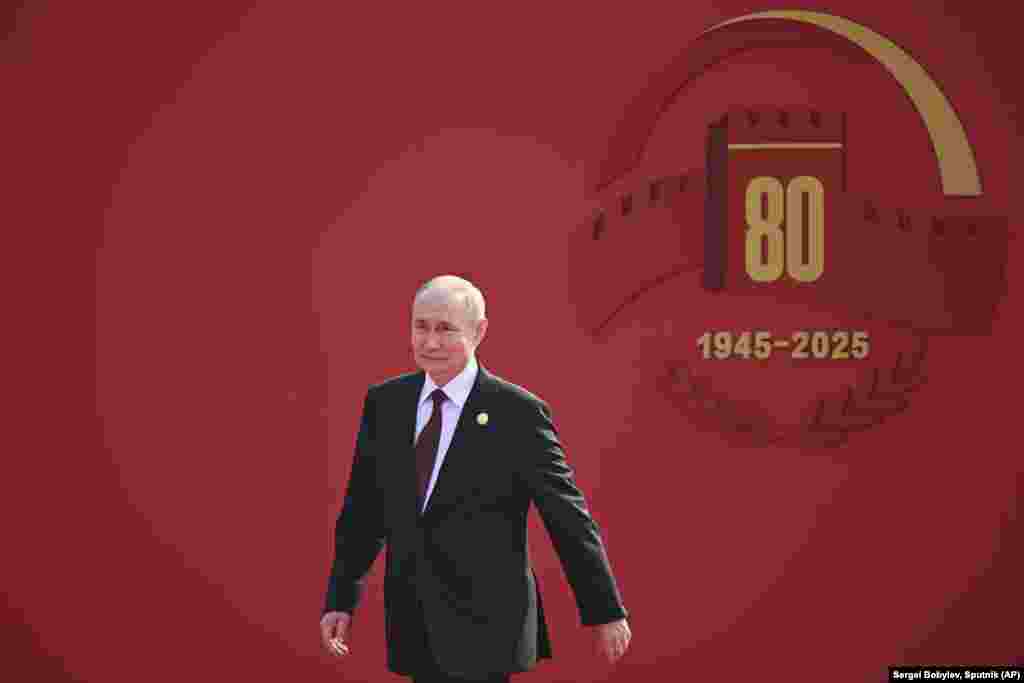 Presidenti i Rusisë, Vladimir Putin, duke arritur në paradën ushtarake.