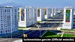 Вид на статую алабая в столице Туркменистана Ашгабаде, ноябрь 2020 года