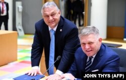 Виктора Орбана (слева) и Роберта Фицо упрекают в откровенно пророссийской позиции и Брюссель, и Киев