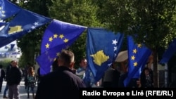 Знамиња на Косово и на ЕУ