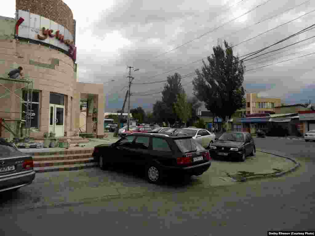 А бывает, что тротуар есть и состояние у него хорошее. Но оказывается он не для пешеходов, а для парковки машин. Подобное ежедневно происходит возле кафе по улице Шабдан-баатыра.