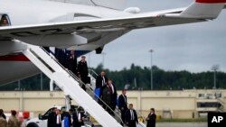 Membrii delegației ruse sosesc împreună cu președintele Rusiei, Vladimir Putin, înainte de a se întâlni cu președintele Donald Trump vineri, 15 august 2025, la Baza Comună Elmendorf-Richardson, Alaska.