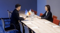 Volodimir Zelenski și Maia Sandu la Haga, în Olanda, pe 16 decembrie 2025.