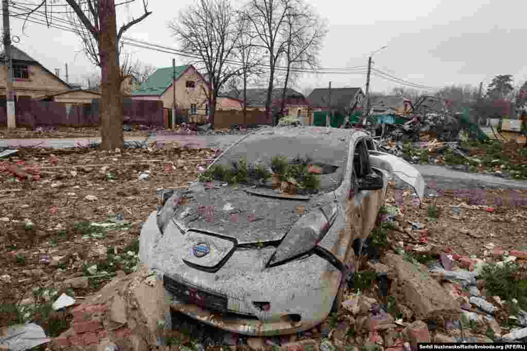 Так выглядаў прыватны сэктар Ірпяня пасьля таго, як 2 сакавіка 2022 году расейская армія нанесла авіяўдар па жылым комплексе «Ірпеньскія Ліпкі». Пазьней у час баёў прыватныя дамы былі разбураныя дашчэнту.У траўні 2023 году ў Ірпяні пачалася рэканструкцыя прыватнай жылой забудовы за кошт розных крыніц фінансаваньня. Але ў сакавіку 2025 году мясцовыя жыхары заявілі, што гэты працэс запаволіўся празь недахоп фінансаваньня.Зьлева — фота 2 сакавіка 2022 году, справа — з сакавіка 2025 году