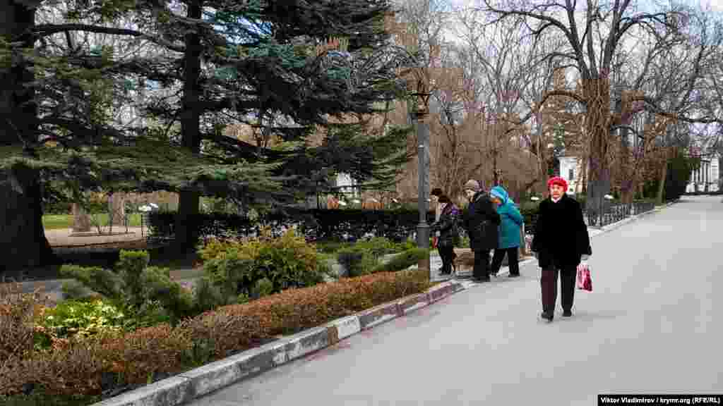 Aqmescitlilerniñ çoqusı universitet nebatat bağçasını "Salgirka" parkı kibi bile. Yañı statusını o 2003 senesi alğan, o yılı yerli memurlar onı TMU-ne bergen