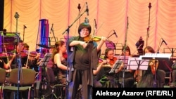 Марат Бисенгалиев на казахстанской премьере симфонии "Шакарим". Алматы, 10 октября 2012 года.       