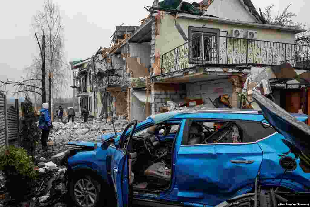 Жылая вуліца ў Гастомелі пад Кіевам, сфатаграфаваная 19 сакавіка пасьля начнога ўдару бесьпілётніка.18 сакавіка было абвешчана частковае спыненьне агню, Крэмль паабяцаў спыніць атакі на «энэргетычныя і інфраструктурныя» аб’екты пасьля тэлефоннай размовы паміж прэзыдэнтам ЗША Дональдам Трампам і прэзыдэнтам Расеі Ўладзімірам Пуціным.