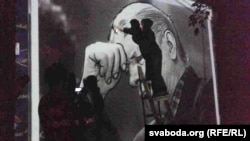 Партрэт Васіля Быкава на трансфарматарнай падстанцыі каля плошчы Перамогі ў Менску, які ўлады замалявалі. 2014 год
