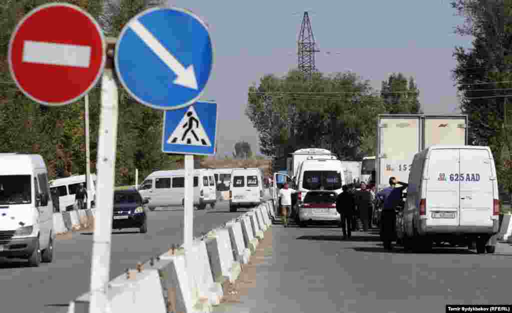 Близ КПП "Кордай" на казахстанской стороне пограничники установили блокпосты. Вооруженные военнослужащие досматривают автомобили.