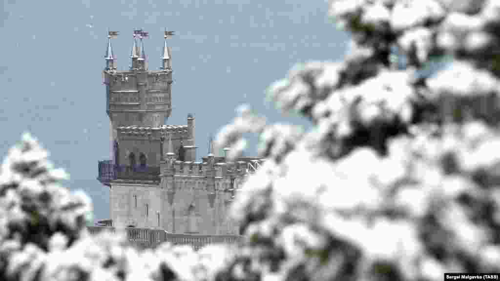 25 листопада 2020 російська влада відкрила замок після &laquo;реставрації&raquo;. &laquo;Ластівчине гніздо&raquo; входить у число об'єктів культурної спадщини України. Палац внесений до Державного реєстру нерухомих пам'яток і охороняється українськими законами. Міністерство культури України вважає дії російської влади півострова щодо об'єктів культурної спадщини незаконними