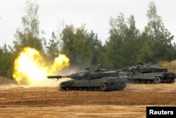 Архивска фотографија - Тенкови „Леопард 2“ во акција за време на вежбата „Сребрена стрела 2022“ во Латвија