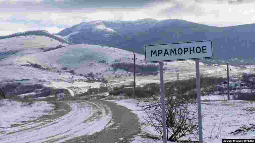 В'їзд в Мраморне із сусіднього села Зарічне. До Сімферополя звідси понад 20 кілометрів