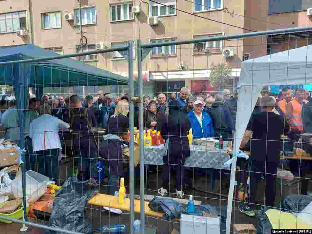 Prostor gde je miting održan bio je ograđen žičanom ogradom. 