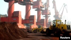 Глебу з рэдказямельнымі элемэнтамі грузяць у кітайскім порце Ляньюньган, архіўнае фота