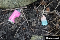 გადაგდებული ერთჯერადი ელექტროსიგარეტები.