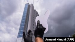 Përfaqësuesit e gastronomisë duke protestuar para ndërtesës së Qeverisë së Kosovës. Fotografi nga arkivi.