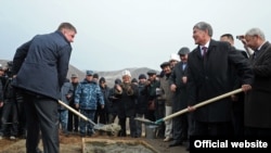 Президент Алмазбек Атамбаев менен Орусиянын "Русгидро" ишканасынын жетекчиси Евгений Дод. Нарын облусу. 27-октябрь, 2012-жыл.