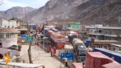 تورخم: سلګونه افغان ماشومان درانه پېټي وړي