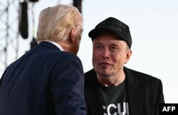 Ілан Маск (справа) з Дональдам Трампам падчас перадвыбарчай кампаніі 2024 году